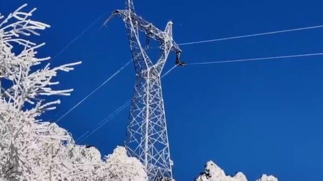 降雪致山西垣曲县输电线路故障 直击当地紧急抢修:工人爬上近40米高塔