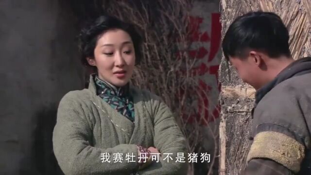 美女上厕所被偷看,小伙只用一招,美女竟听他的话