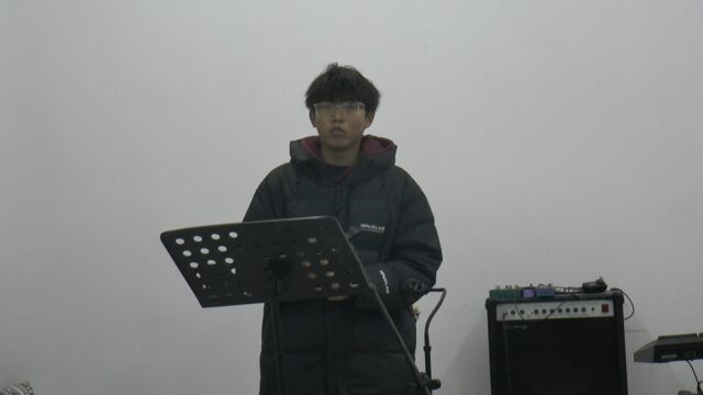 建筑与艺术设计学院十佳歌手评选选手:杨博 表演曲目 我只能离开