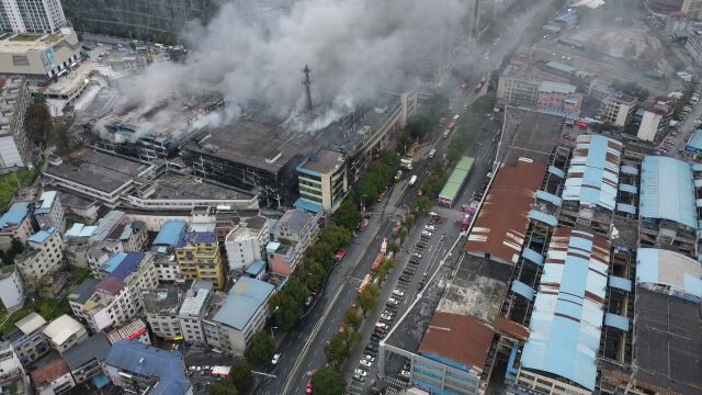 湘西吉首市民营小区起火,许多商户的物资被烧了,现场浓烟滚滚