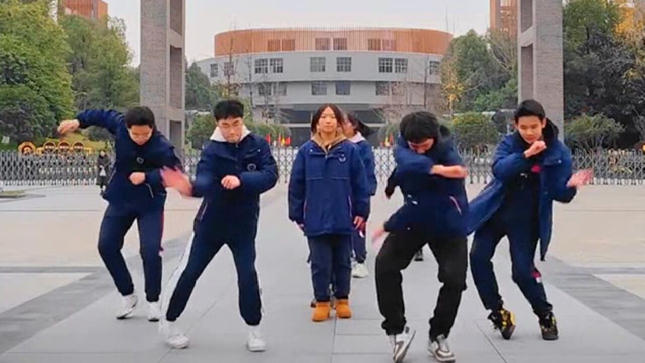 重庆中学生校门口跳舞!一口气跳完了2023年热门舞蹈_高清1080P在线观看平台_腾讯视频