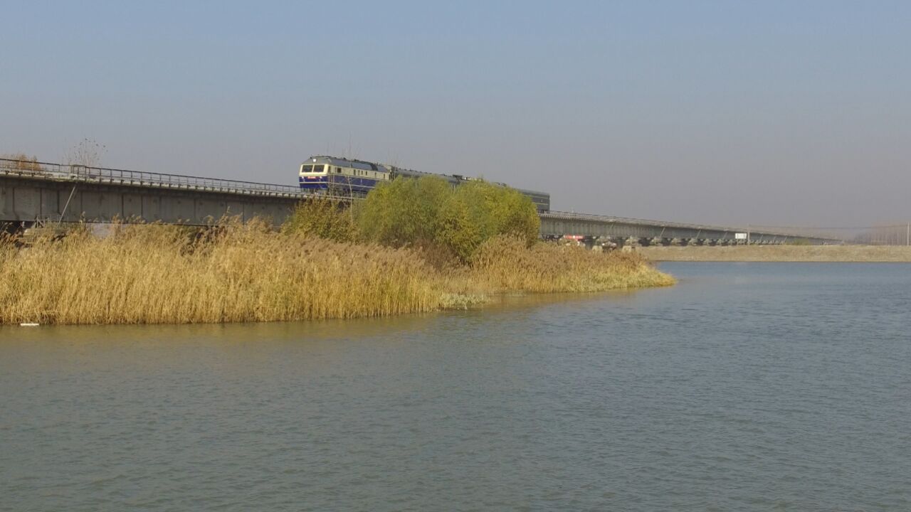 df11牵引检测车组通过新长线新沂河大桥接触网检测车降弓