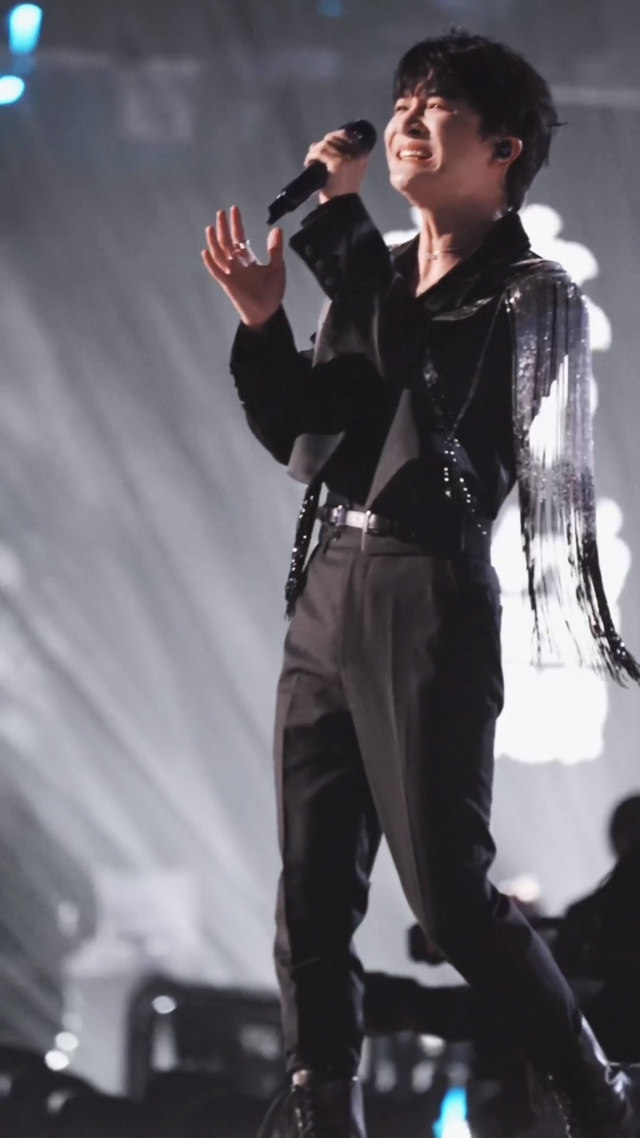 高清直拍周深在腾讯视频星光大赏全开麦演唱《璀璨冒险人》舞台现场_高清1080P在线观看平台_腾讯视频