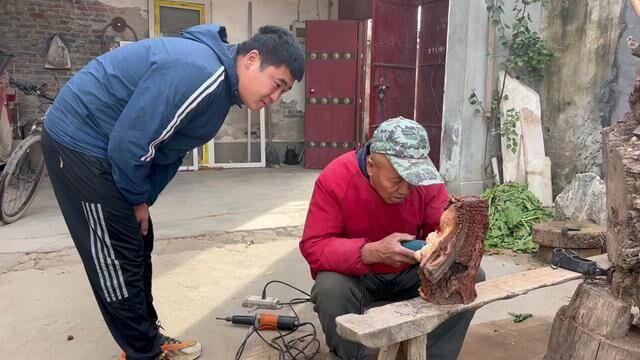 70多岁老师技术一流,雷击木摆件葫芦山栩栩如生,绝了 #雷击木 #摆件 #雕刻