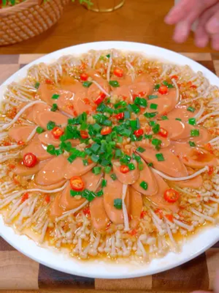 年夜饭的第一道菜蒜蓉金针菇,寓意着来年花开富贵幸福美满,做法简单