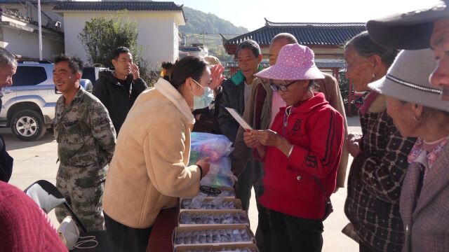 民建保山市委经济支部赴施甸县老麦乡开展冬季送温暖捐赠活动