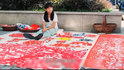 残疾女孩靠着巧手制作红剪花，最后感动了整个村子，也改变了自己的命运