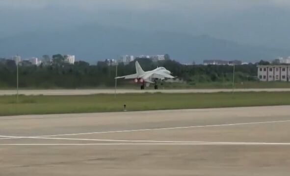 空军航空兵某旅从难从严组织飞行训练