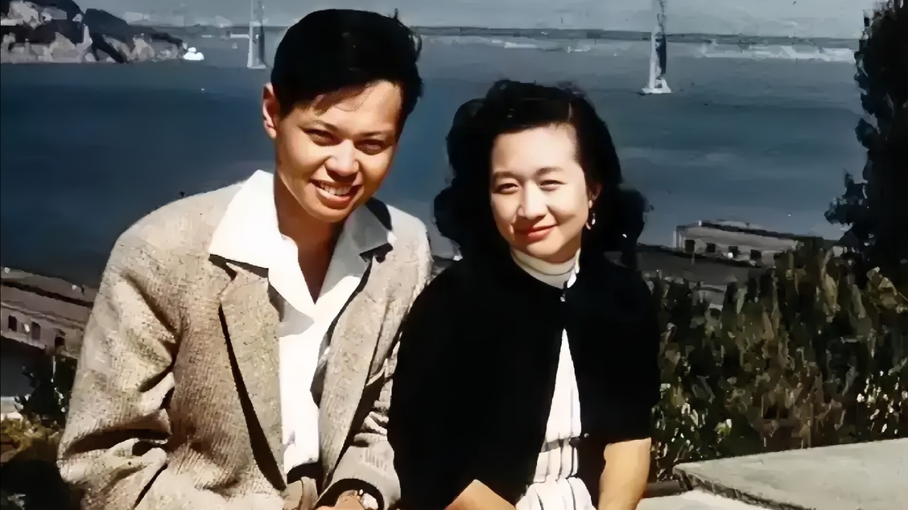 1955年杨振宁和杜致礼在旧金山的合影照一个风度翩翩一个端庄优雅