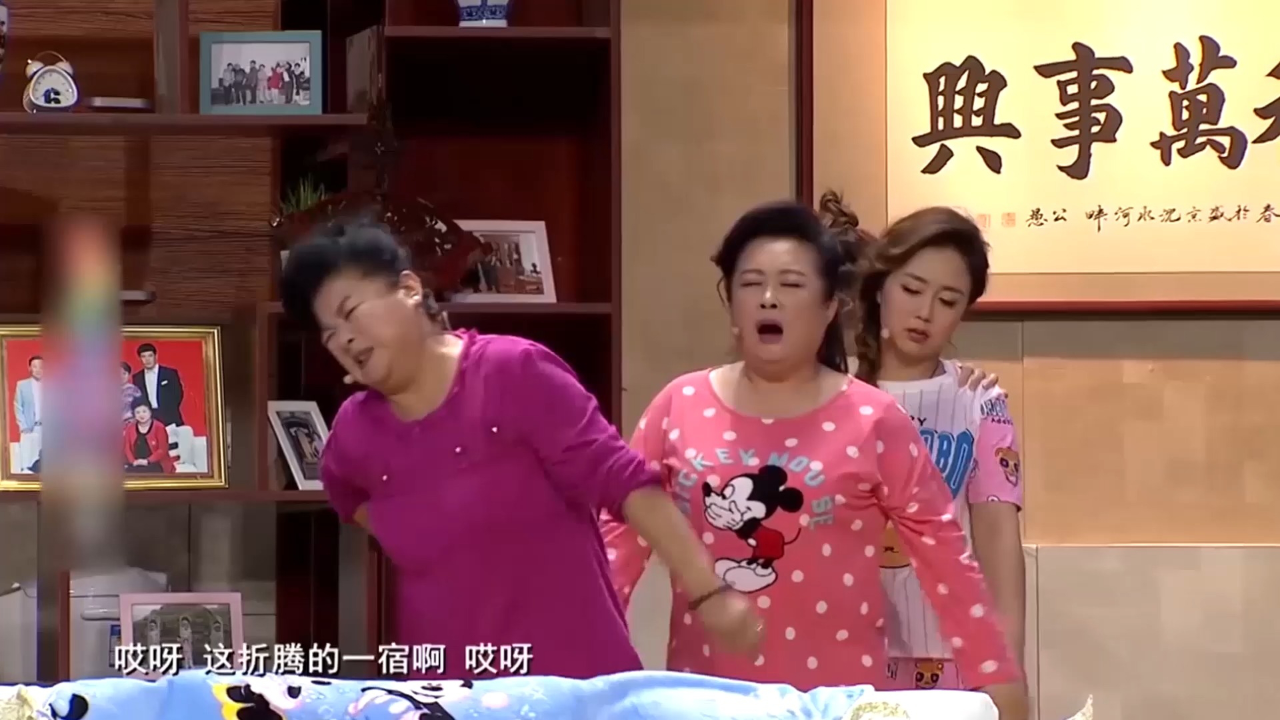 小品《宿醉狂想曲》,黄杨喝醉酒走错屋睡觉,观众笑声此起彼伏
