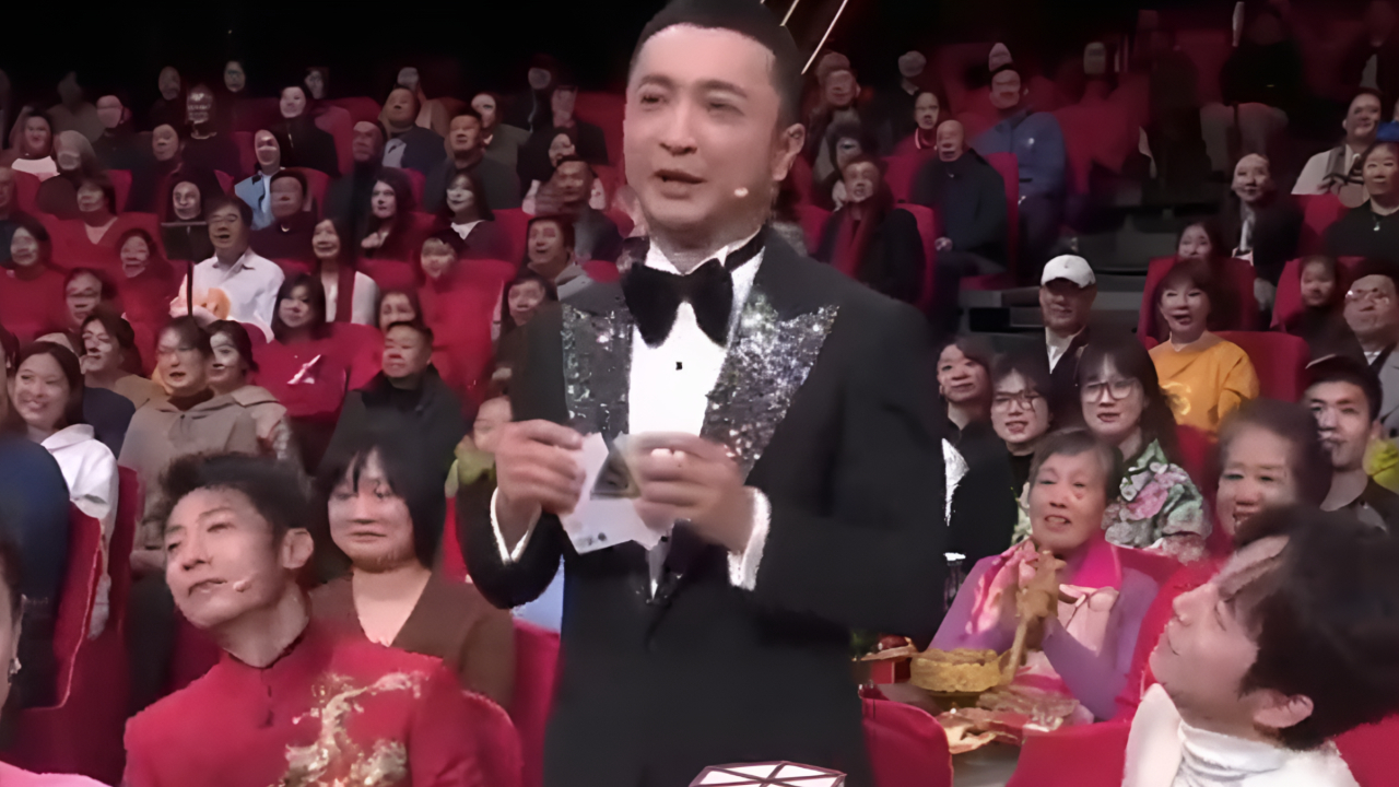 撒贝宁何炅元宵晚会同台就座,小尼的牌元宵晚会对上啦