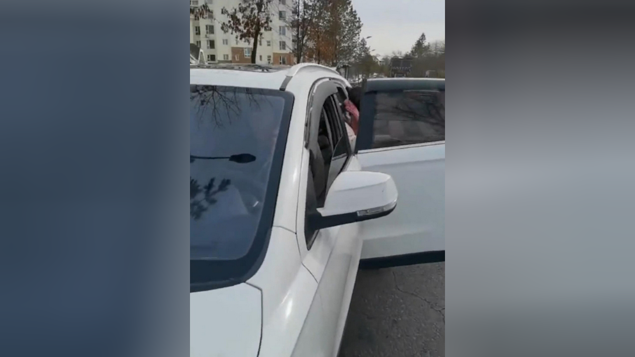 女子哭诉在长白山打网约车被出租车拦停,当地运管所:正调查核实