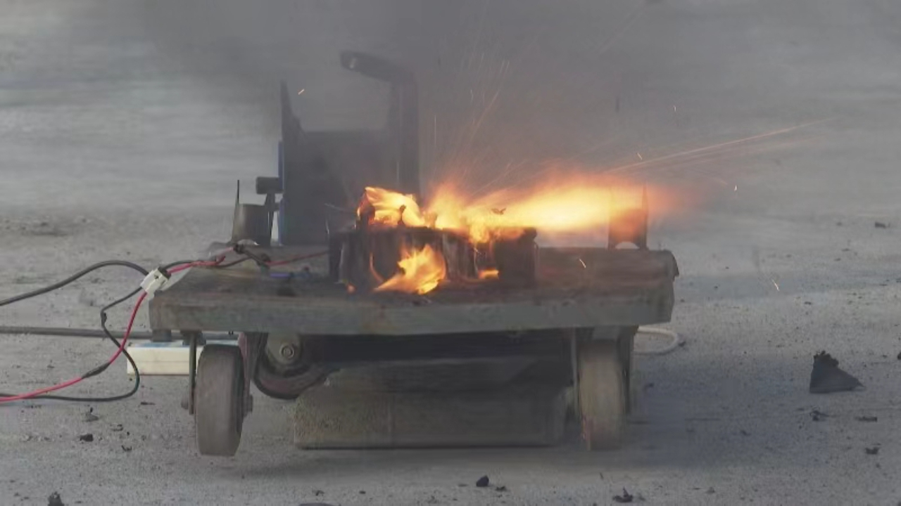 改装电动车电池爆炸像"蹿天猴" 火花喷射出20米远!