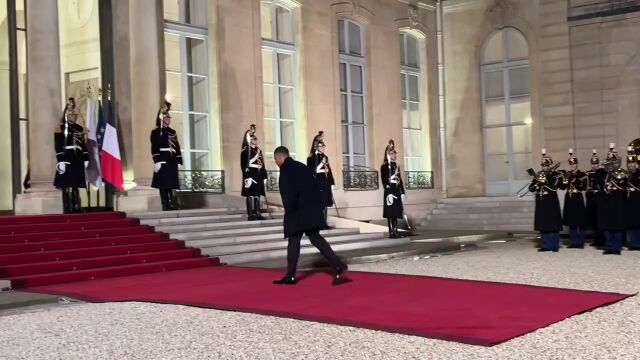 盛装出席姆巴佩抵达爱丽舍宫与马克龙埃米尔纳赛尔共进晚宴