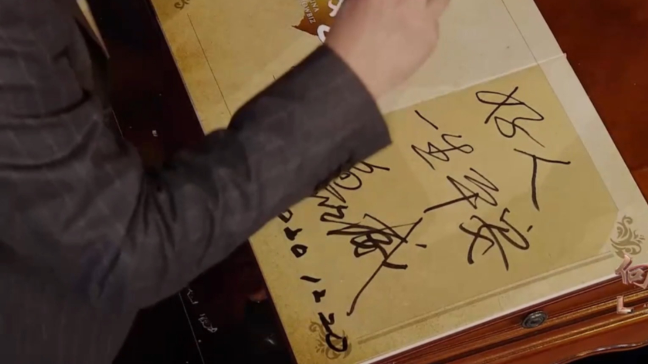 电视剧《渴望》总导演鲁晓威隆重登场,在签名台签名留念