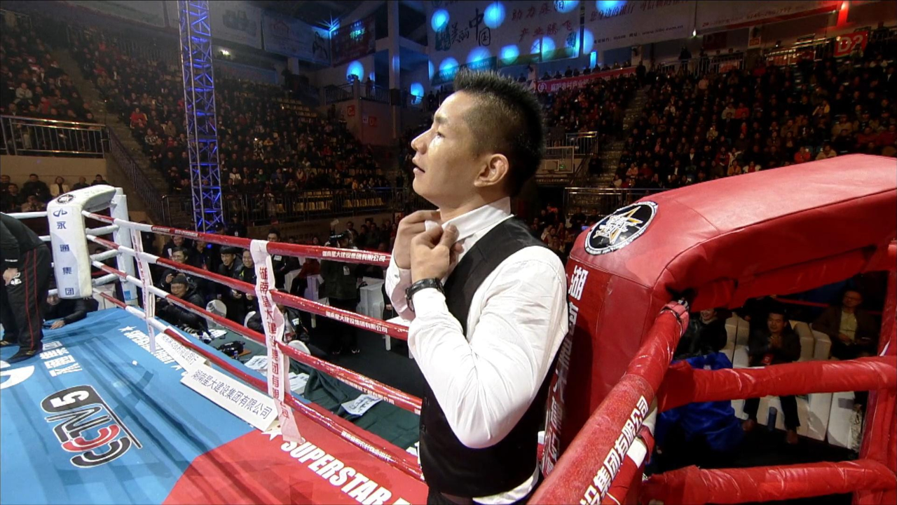 体坛名场面|日本拳王擂台偷袭中国小伙,杨建平镇场子,上擂台一打二