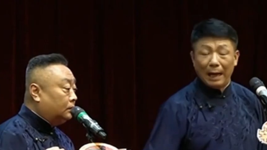 张新东纠正完李松涛的失误,不料自己也被带偏,也跟着唱错