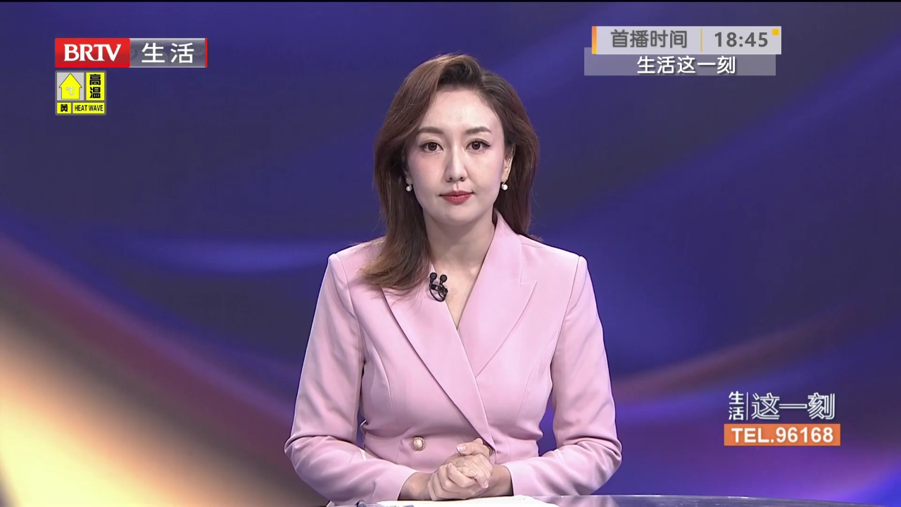 女子晕倒掉进高铁与站台缝隙,众人合力救起