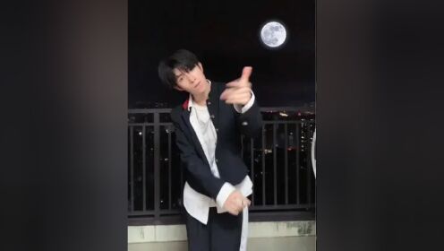 校服和咆哮真的是绝配呀 #咆哮 #鹿晗男饭