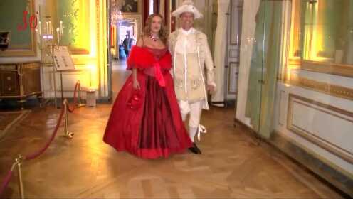 复古！法国凡尔赛宫举办化装舞会
