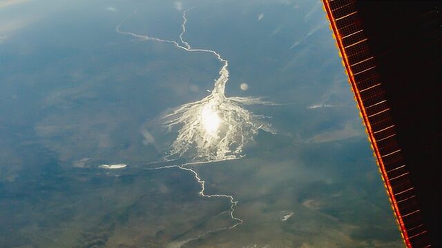 太空俯瞰博茨瓦纳奥卡万戈三角洲 形如一把“扇子”