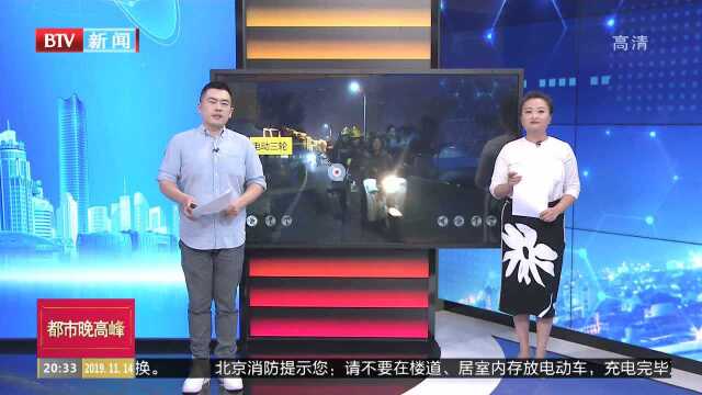 河南新乡:热心市民 载消防员救火