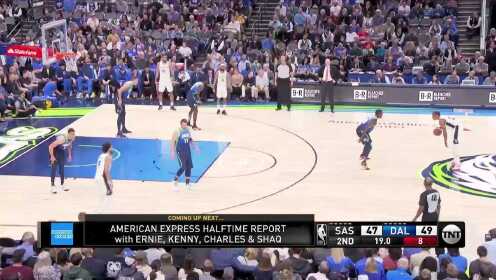 《NBA全场回放》【回放】马刺vs独行侠第2节 波尔津吉斯三分压哨命中