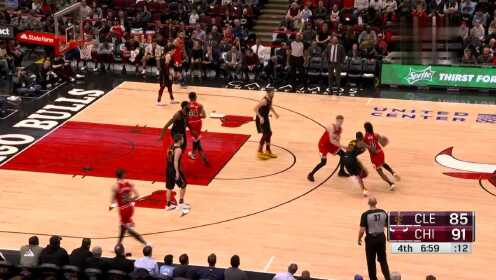 《NBA全场集锦》萨托兰斯基底角接球 抬手三分一箭穿心