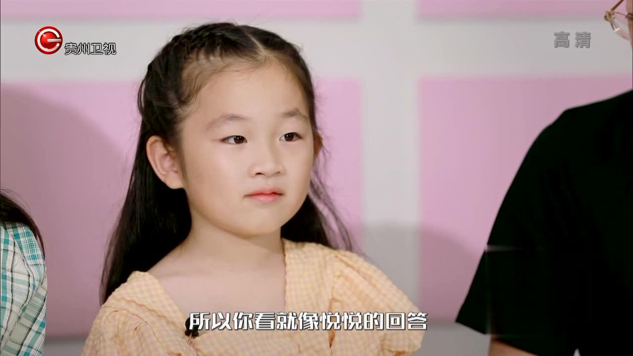 悦悦戏精上身模仿老太太搞笑十足父女互动模特秀被女儿指指点点