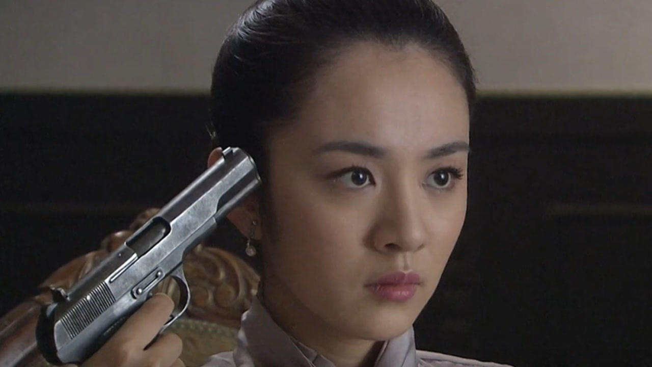 《上海滩喋血枭雄》第16集01:小曼举枪威胁念东离开上海,不料念东浑然