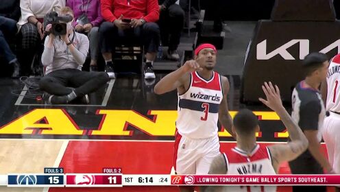 《NBA全场集锦》堪称空切教科书 比尔白衣过江长驱直入打成2+1