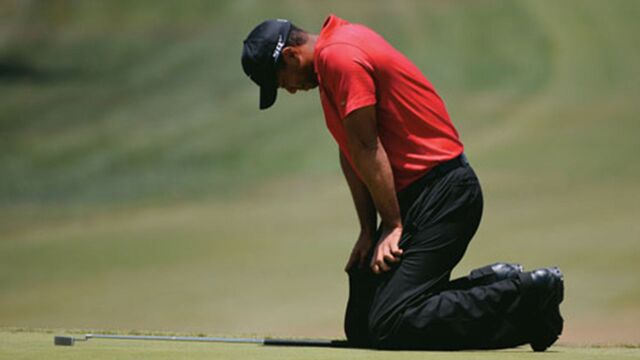 打高尔夫也能受伤?"老虎"伍兹曾挥杆后双膝跪地不起