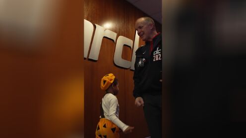 《NBA全场集锦》这也太可爱了吧！比尔携同妻子和三个儿子一身南瓜装扮亮相