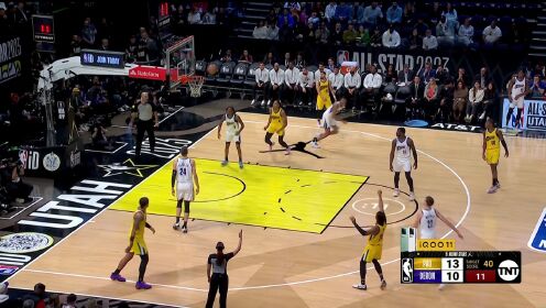 《NBA全明星》为扣篮大赛预热！墨菲脚踩弹簧飞天劈扣势大力沉