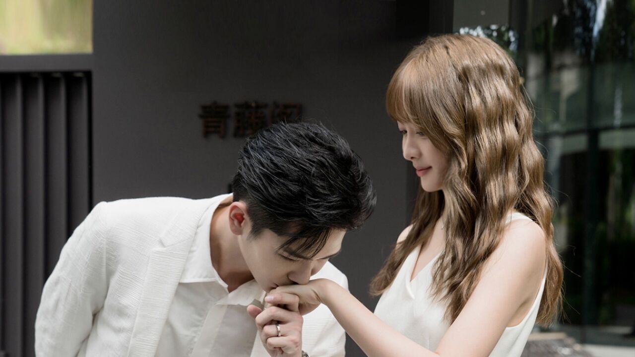迷妹升级总裁夫人,霸总当众上演手背吻