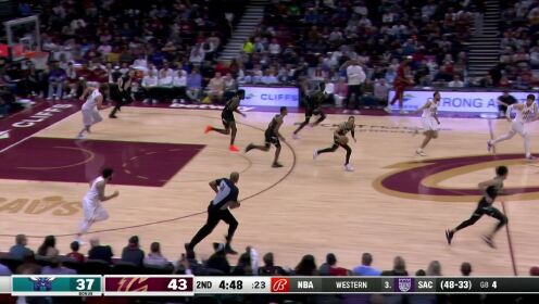 《NBA骑士》 持球一条龙突进 麦克格温斯无惧对抗篮下强势打进