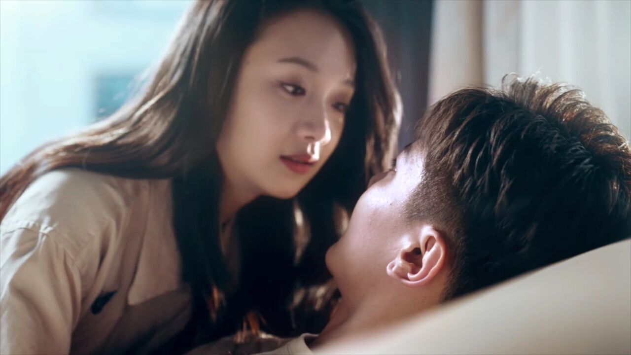 羞耻!霸道女总裁床咚贴身保镖