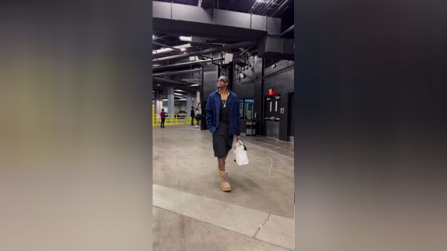 阿杜穿着依旧那么朴素 亚历山大也还是那么风骚