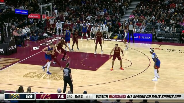 打得愈发艰难 约基奇篮下顶着防守一打三凿山取水