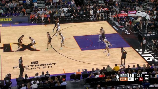 皓篮球：文班亚马恐怖的身材像蜘蛛人 张手就是抢断张手就是盖帽