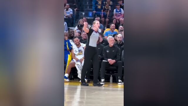 是谁羡慕了我不说！库里场边歪着身子倚靠在保罗肩膀不断嬉笑