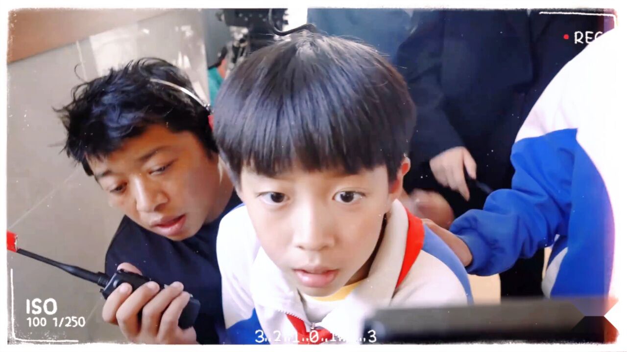 米小圈,车驰剧组客串摄影,咔咔一顿拍,还认认真真调整画面[哈哈]是勤