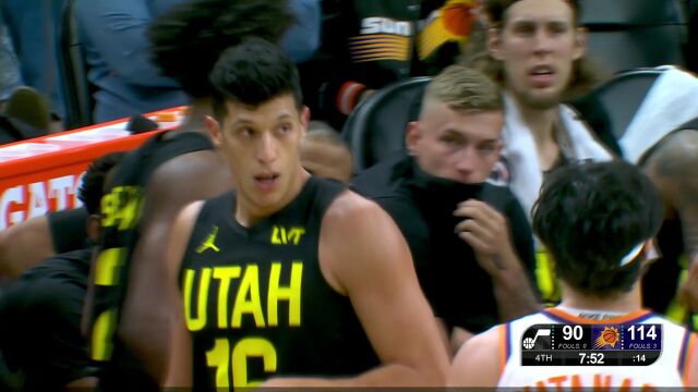 给哥仨看笑了 尤班克斯臀部袭击丰泰基奥