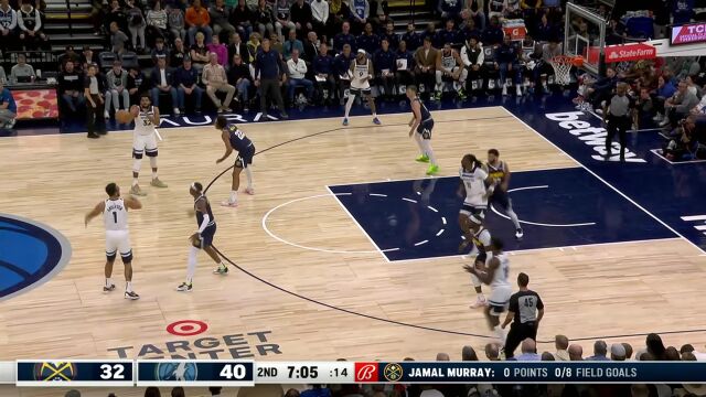 一柱擎天！里德篮下以一敌四尽显强硬