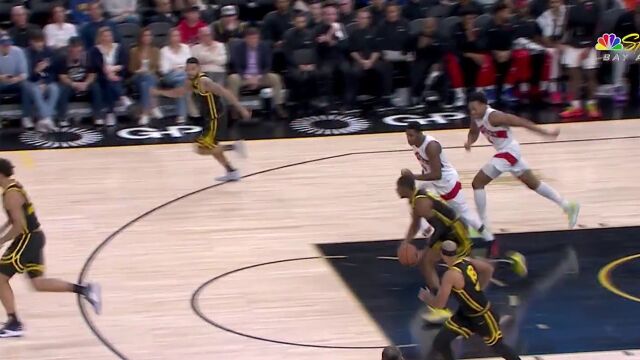 镜头给到库里和汤普森垂头丧气写满不甘