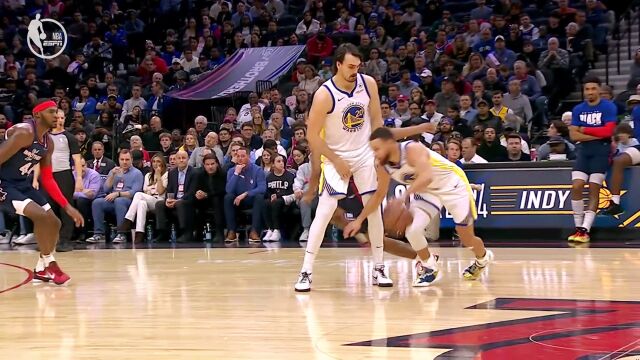 巨大争议！库里飚进3+1费城挑战 改判伸腿进攻犯规