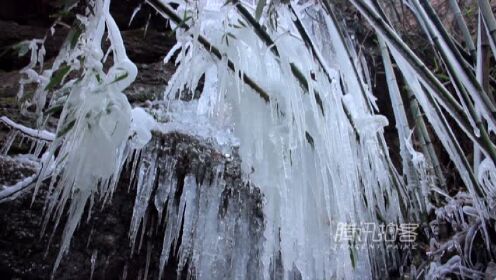 【拍客】浙江义乌山区现瀑布冰棱 最长超2米
