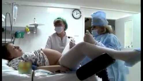 在男医生的按压下孕妇顺利生子 妈妈真伟大！