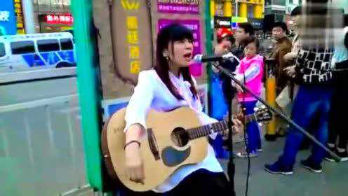 女版汪峰路边吉他弹唱《像梦一样自由》
