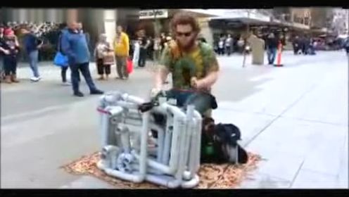 国外街头艺人用下水道塑料管当架子鼓 敲出让你意想不到好听音乐